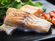 Рецепта Средиземноморска печена бяла риба треска със зехтин и лимон на фурна